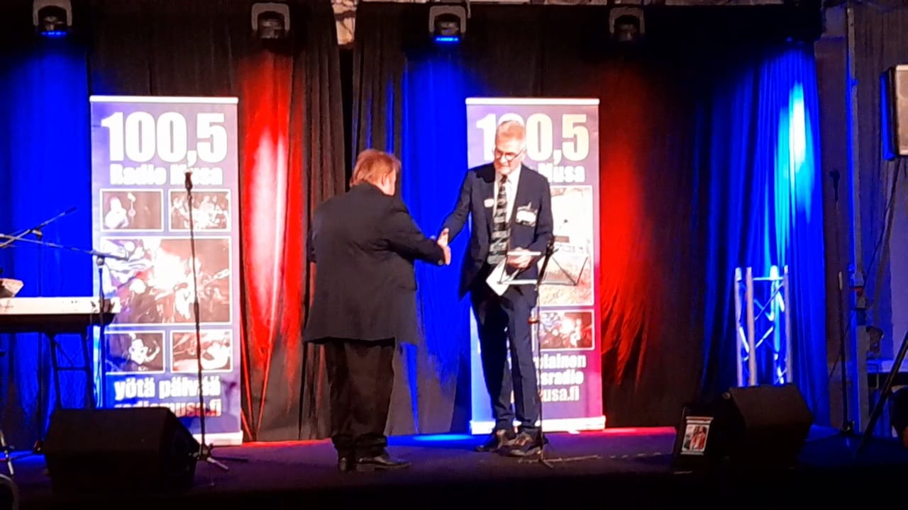 Sisu-palkinnon Radio Sandelsin Reijo Gladille ojentaa Radio Musan Pentti Ter&auml;v&auml;inen.

Lavakauden p&auml;&auml;tt&auml;j&auml;iset pidettiin sunnuntaina 14.9.2025 Tampereella.