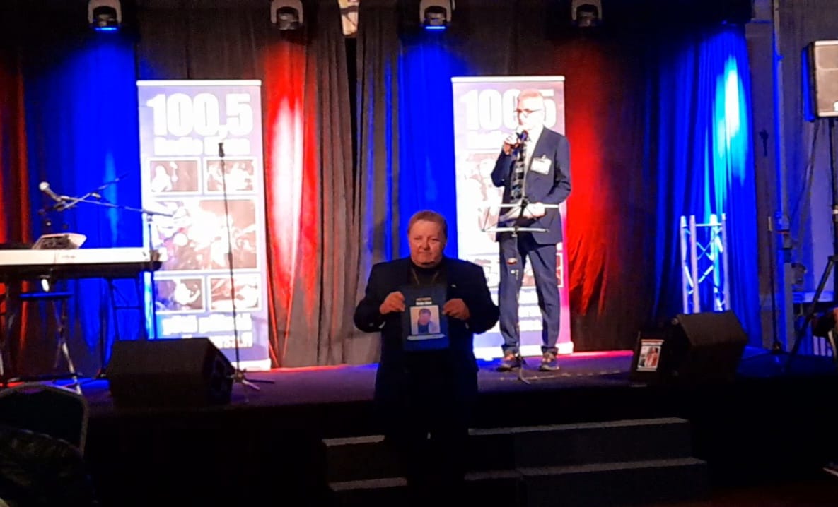 
Radio Sandelsin p&auml;&auml;toimittaja Reijo Glad sai musiikkiv&auml;en Sisu-palkinnon 14.9.2025.